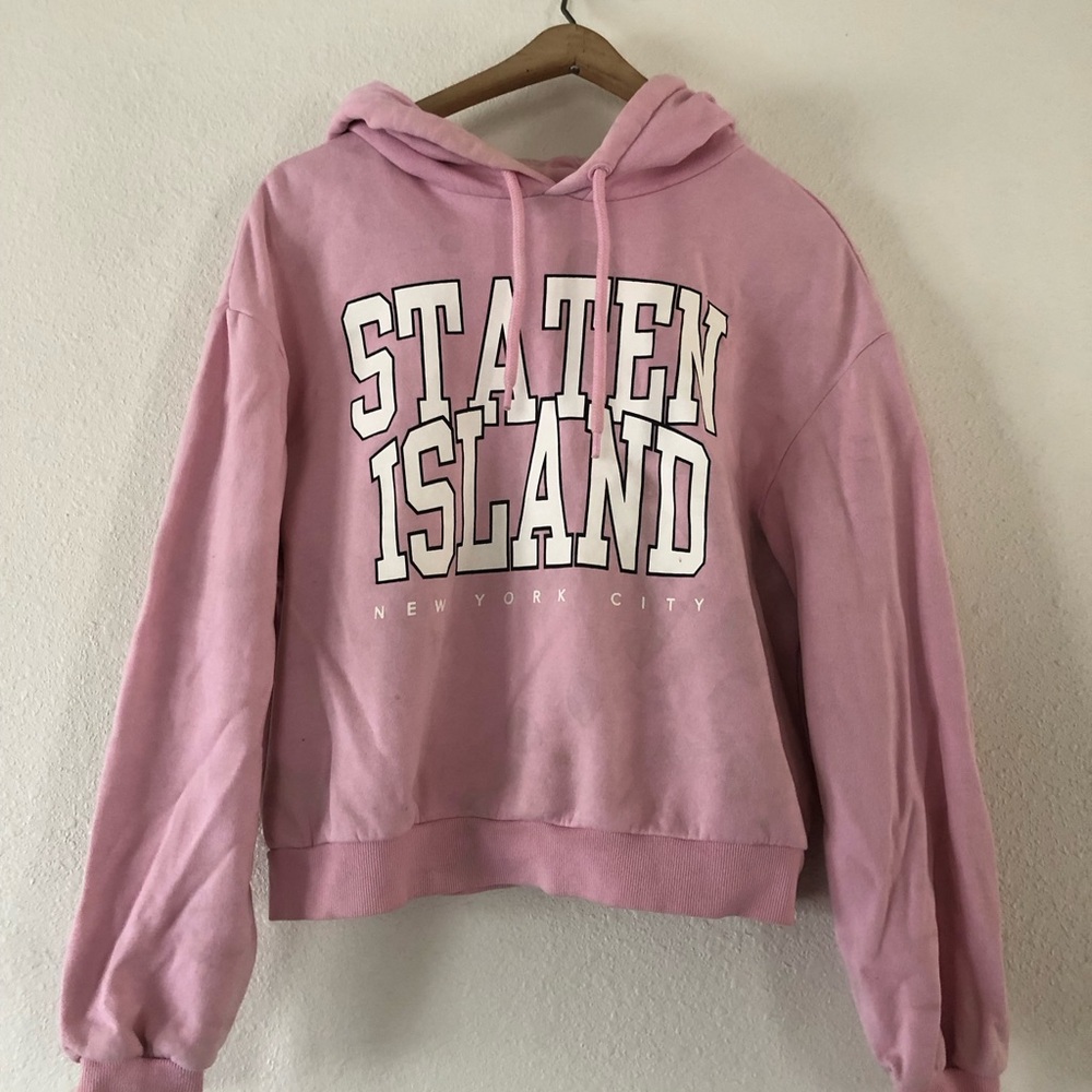 Light Pink Cropped Hoodie with Staten Island New York City Graphic Print